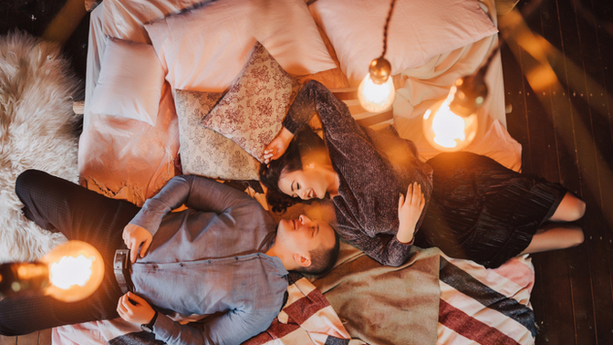 Partnerinle yılbaşı gecesi nasıl olmalı? Kusursuz bir date night mı, akışa bırakılmış sürpriz bir gece mi?