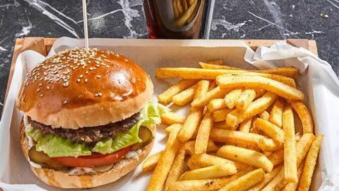 Hamburgerin yanında ne yer ne içersin?