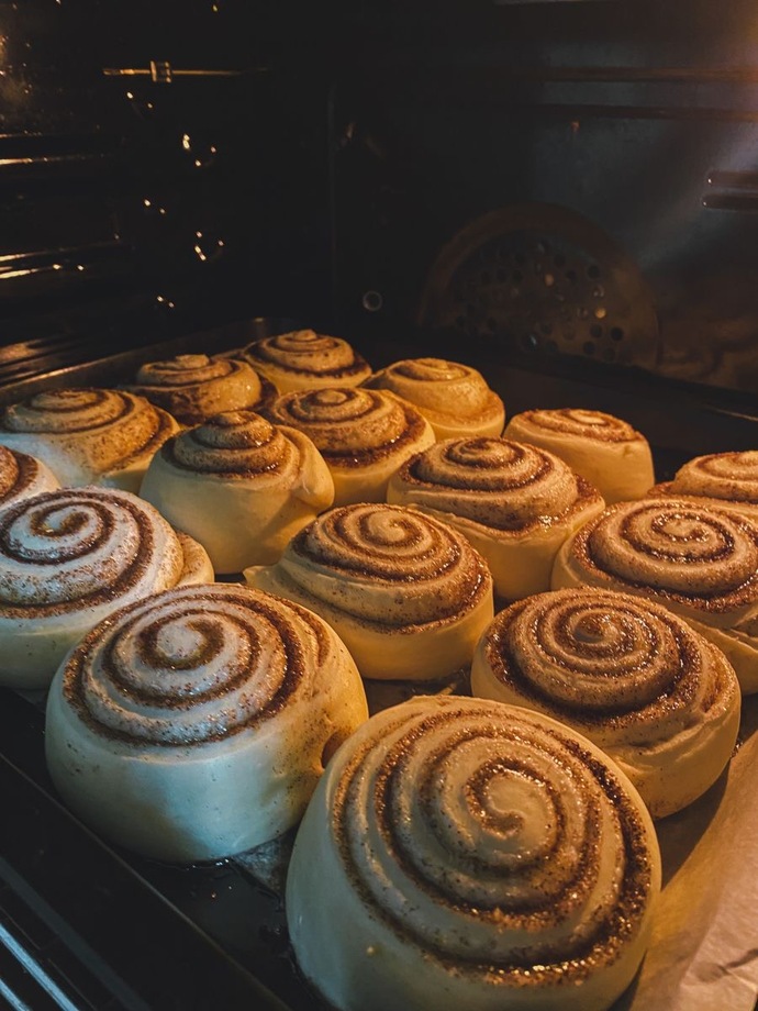 🍎 Tarçınlı Rulo (Cinnamon Rolls) TarifiBu tarif, genellikle mayalı hamur, bol tarçınlı bir iç dolgu ve üzeri için kremsi bir frosting (sosu) içerir.1. Hamur Malzemeleri• 4 su bardağı un (yaklaşık)• 1 su bardağı ılık süt• 1 paket kuru maya (veya 42 gram yaş maya)• 1/2 su bardağı toz şeker• 6 yemek kaşığı eritilmiş tereyağı• 1 adet yumurta• 1 çay kaşığı tuz• 1 paket vanilin (isteğe bağlı)2. İç Dolgu Malzemeleri• 100 gram oda sıcaklığında tereyağı• 1/2 su bardağı esmer şeker (Yoksa normal toz şeker de kullanabilirsiniz)• 1/4 su bardağı (yaklaşık 2-3 yemek kaşığı) toz tarçın3. Krema (Frosting) Sosu Malzemeleri• 100 gram labne peyniri (oda sıcaklığında, tuzsuz)• 2 yemek kaşığı oda sıcaklığında tereyağı• 1 su bardağı pudra şekeri (kıvamına göre artırılabilir)• 1 paket vanilin• 1-2 yemek kaşığı süt (kıvamı ayarlamak için)👨‍🍳