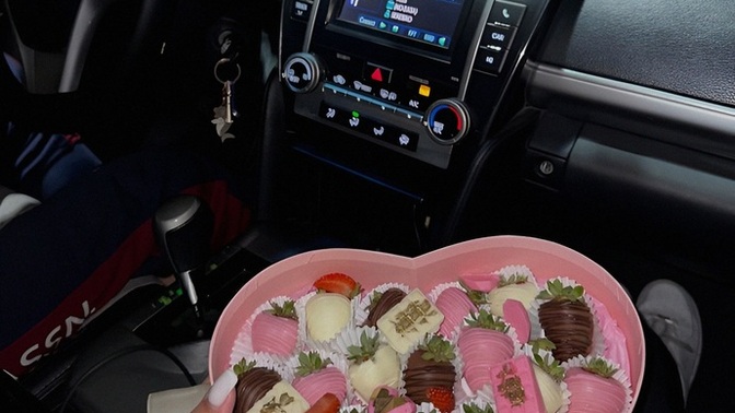 Kadınları hangi hediye daha mutlu eder, çiçek mi, çikolata mı?