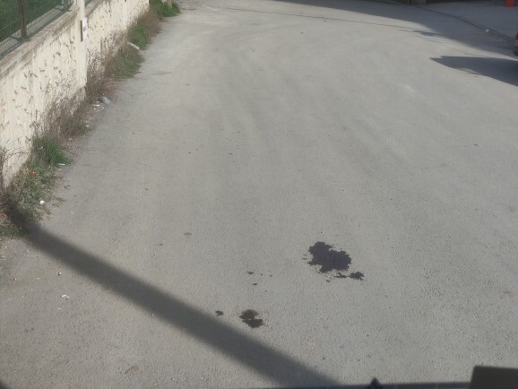 Azıcık arabayı geri çektim bizim gamyon altına işemiş yerdeki yağ mı mazot mu 🤣?