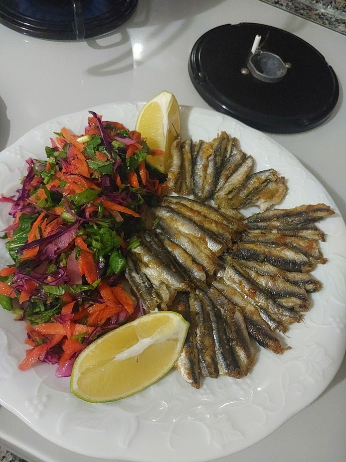 Yemek yedikten sonra komşudan gelen yemekte, yanlış zamanda gelen sevgili gibi değil mi?