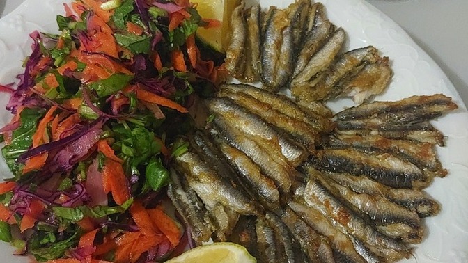 Yemek yedikten sonra komşudan gelen yemekte, yanlış zamanda gelen sevgili gibi değil mi?
