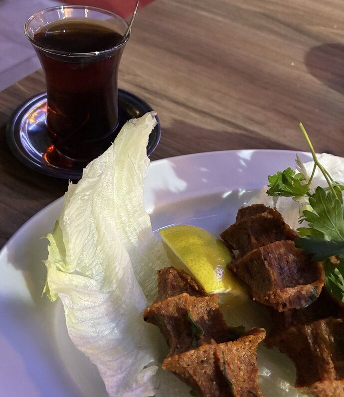 Çayın yanında çiğ köfte gider mi?