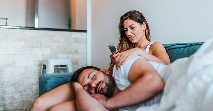 Sevgiliniz yanınızda uyurken mesaj gelse, gizlice telefonuna bakar mısınız?