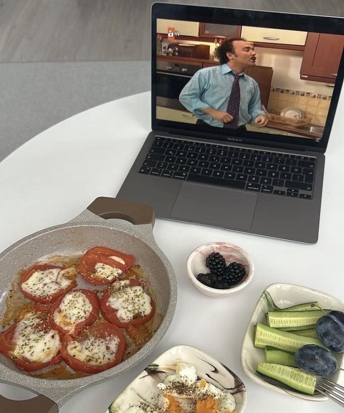 Yemek yerken birşeyler izlemezsem tat alamıyorum resmen? Ya siz?