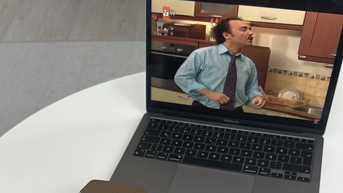 Yemek yerken birşeyler izlemezsem tat alamıyorum resmen? Ya siz?