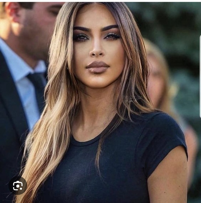 Kuaföre gideceğim saç rengimi değiştirmeli miyim nasıl şu an ki rengi fikrinize ihtiyacım var önerileriniz varsa rica ediyorum?