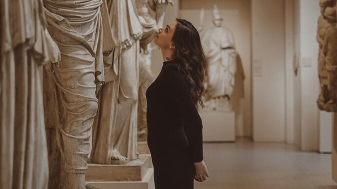 Bir müze gezmek mi seni daha çok etkiler yoksa bir tiyatro izlemek mi?