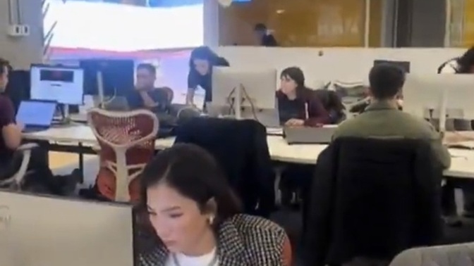 Bu şekil bi ofis dolusu insanın Pc basında oldugu işyerleri var ya bu ınsanlar ne iş yapıyor yani pc ile calısarak mı halledilıyor?