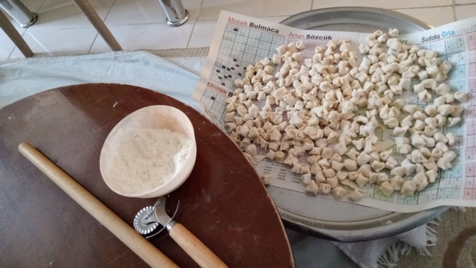 Mantı açan kadınları boya küpü olanlara giderek neden üzdünüz beyler?