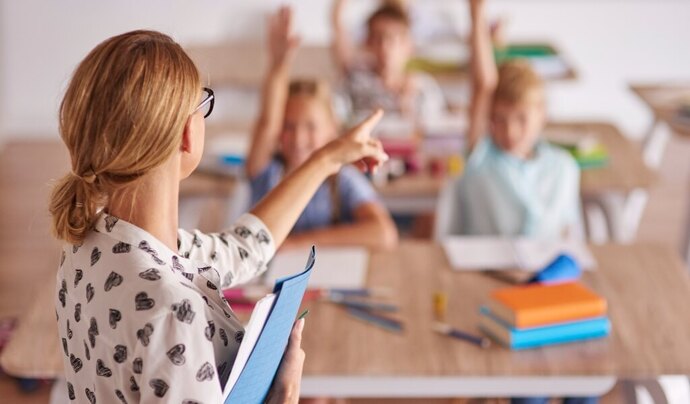 Bugün 24 Kasım Öğretmenler Günü! İlkokul öğretmeniniz ile karşılaşsaydınız ona ne söylerdiniz?