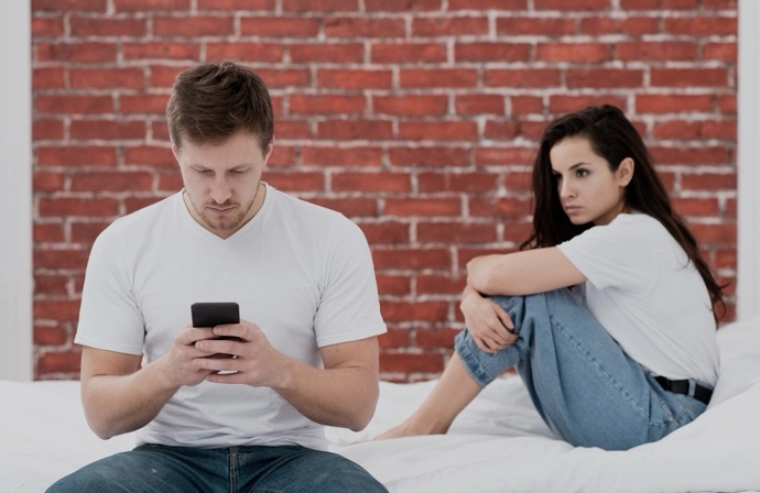 Sevgiliniz ısrarla telefon şifresini söylemezse ayrılır mısınız?