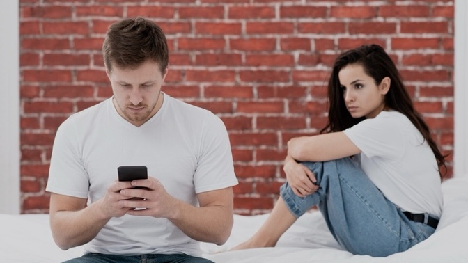 Sevgiliniz ısrarla telefon şifresini söylemezse ayrılır mısınız?