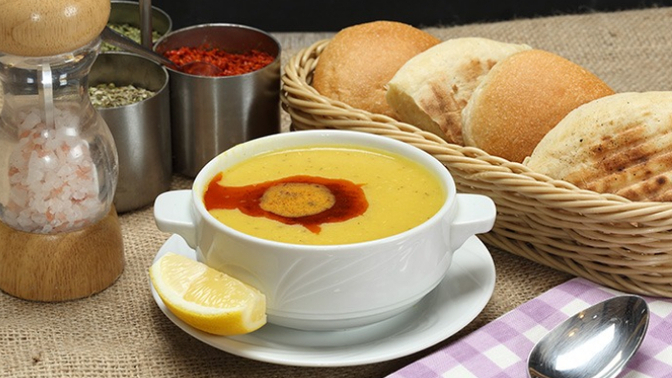 Mercimek çorbasına ekmek banmak görgüsüzlük müdür?