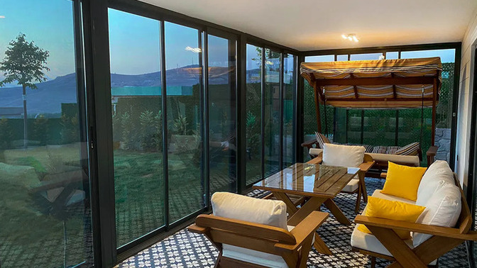 Kapalı balkon kış mevsiminde ferah bir oturma alanı mı?