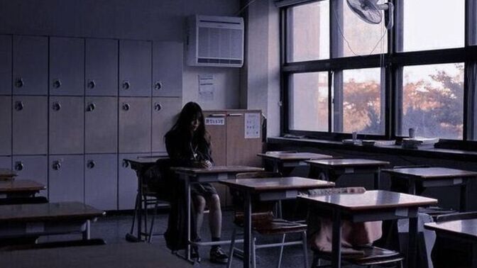 Başkalarına karşı güçlü görünüp yalnız kaldığınız anda kendinizi yerde bulmanız, içinizde aslında hangi gerçeği açığa çıkarıyor?