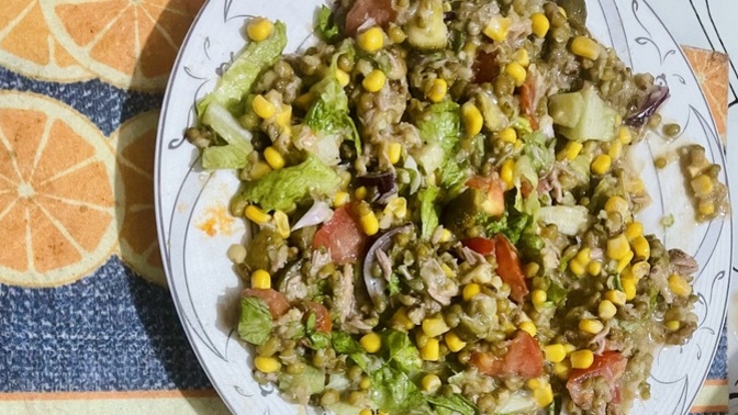 Maş fasulyeli ton balıklı salatamla sizi selamlıyorum iyi aksamlar nasılızzz 🤭🤭🎀🎀🪩?