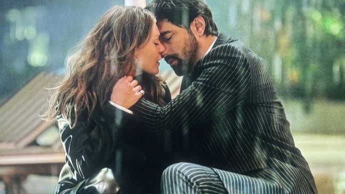 Birbirlerine  iki sevgili gibi sarılmak romantik ve duygulu ve tutkulu bir sarılma mıdır?