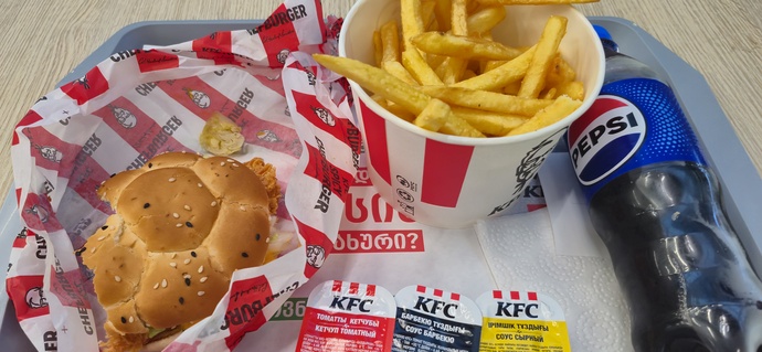 Bu Gürcü KFCsi. O gün çok şeyler konuştuk çok. Ben anlattım O dinledi. Küskünmüş bizlere. Kırgınmış. Ama yine de umudu varmış ge