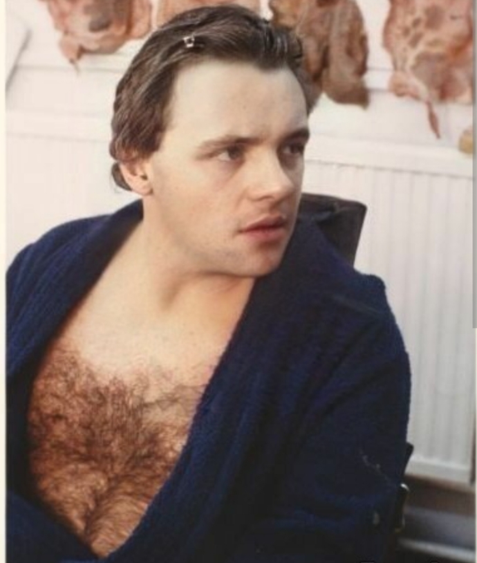 Kuzuların sessizliği filmindeki bu adam gençken çok yakışıklı degilmi🔥🥵?