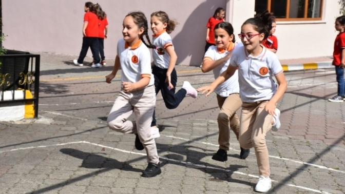 Okullarda ara tatil kalkabilir. Sizce çocuklar için ara tatil şart mı?