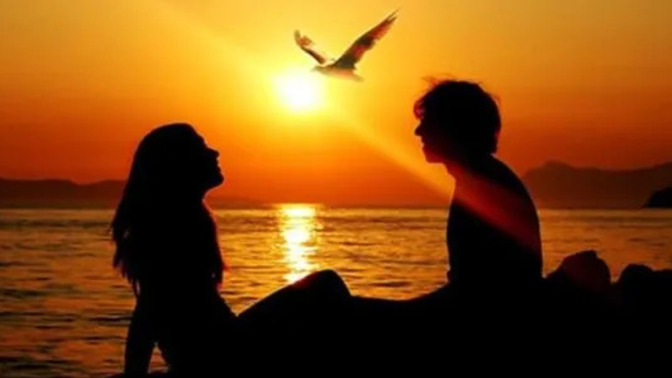 Kadınlar neden romantizmi sevdiği halde, özgün romantik sözler söylemezler, eşlerine/sevdiği erkeğe?