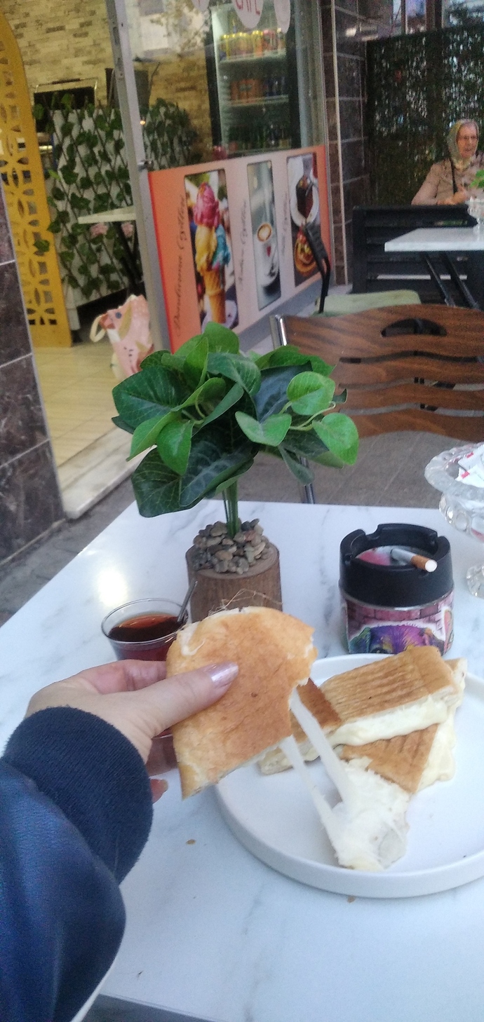 Kim benimle kaşarlı tost yemek ister?