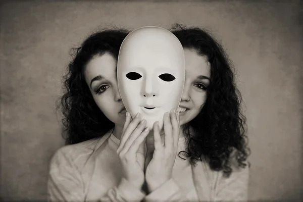 Toplumda herkes maske takar mı?
