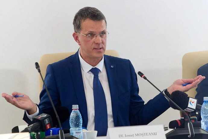 Romanya Savunma Bakanı CV’si sahte diye istifa etti. Sizce affedilir mi bu?