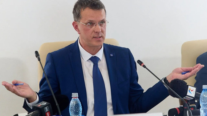 Romanya Savunma Bakanı CV’si sahte diye istifa etti. Sizce affedilir mi bu?