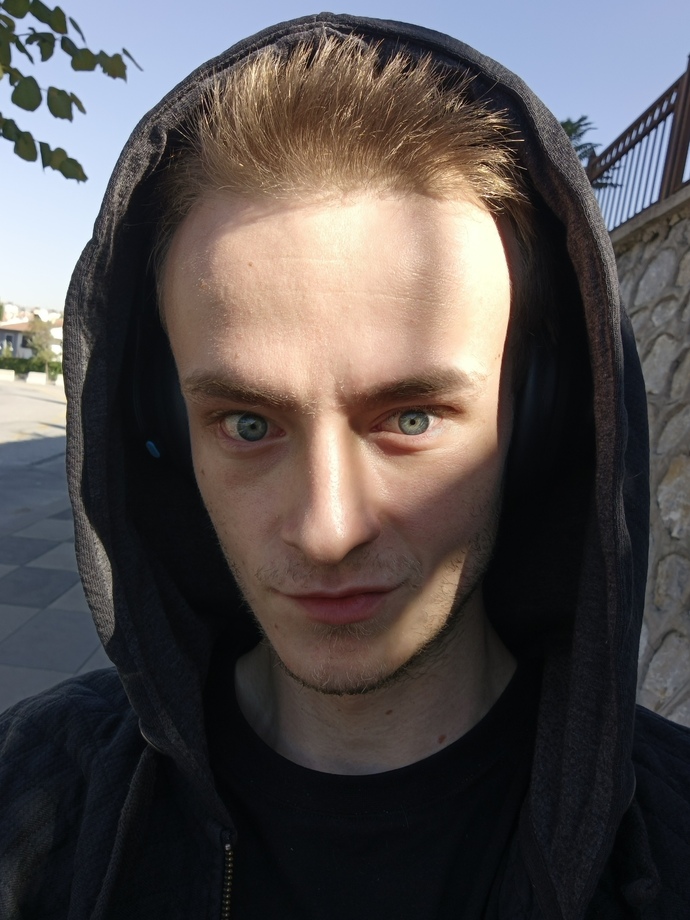 Renkli gözlü erkekler sizce çekici mi?