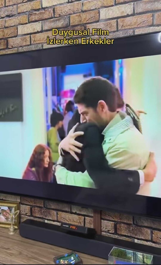 Duygusal film izlerken erkekler de ağlar mı?