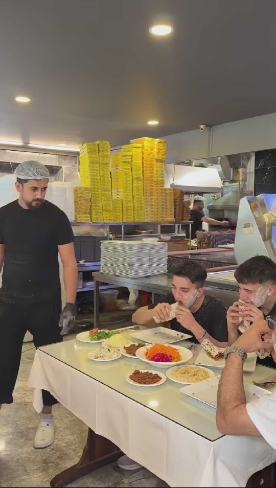 Lahmacun elle mi yenir çatalla mı?