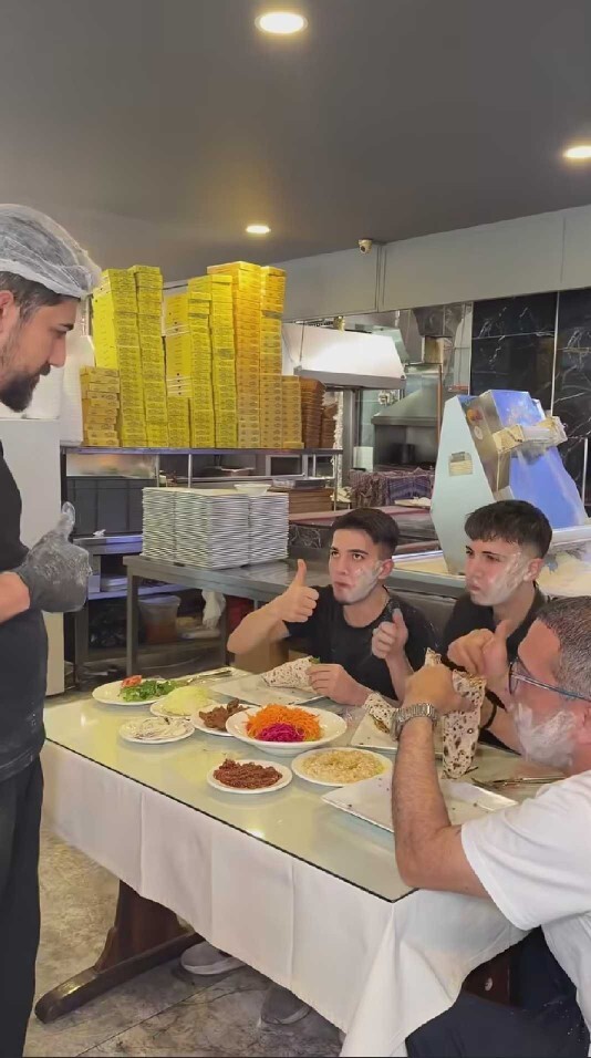 Lahmacun elle mi yenir çatalla mı?