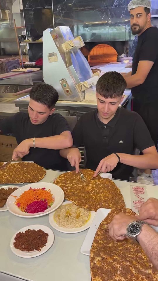 Lahmacun elle mi yenir çatalla mı?