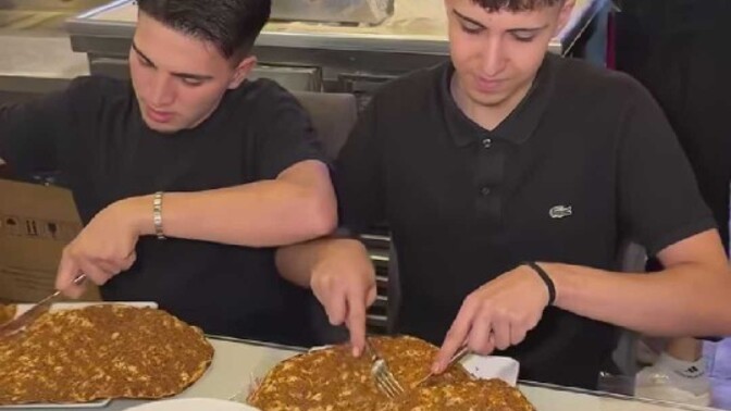 Lahmacun elle mi yenir çatalla mı?