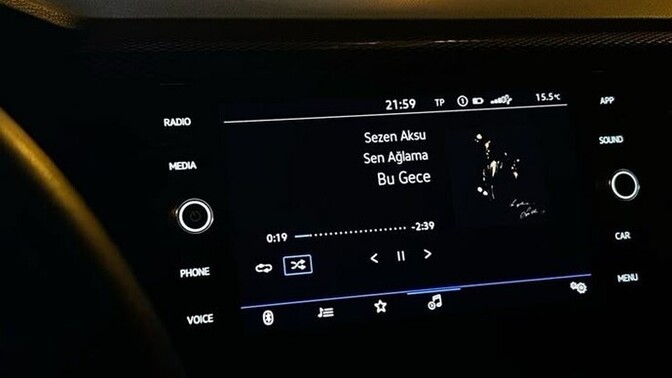 Arabada yüksek sesle müzik dinler misiniz?
