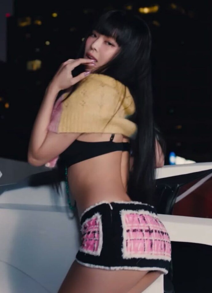 Jennie çok güzel yaa bence en güzel ve seksi asyalı kadınn hetero olmama rağmen çok beğeniyorum?