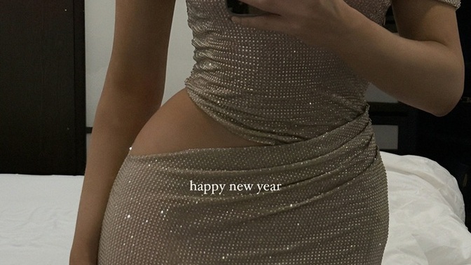 2026'da trend olacak "Glam" tarzı simli elbiseler sizce alınır mı?