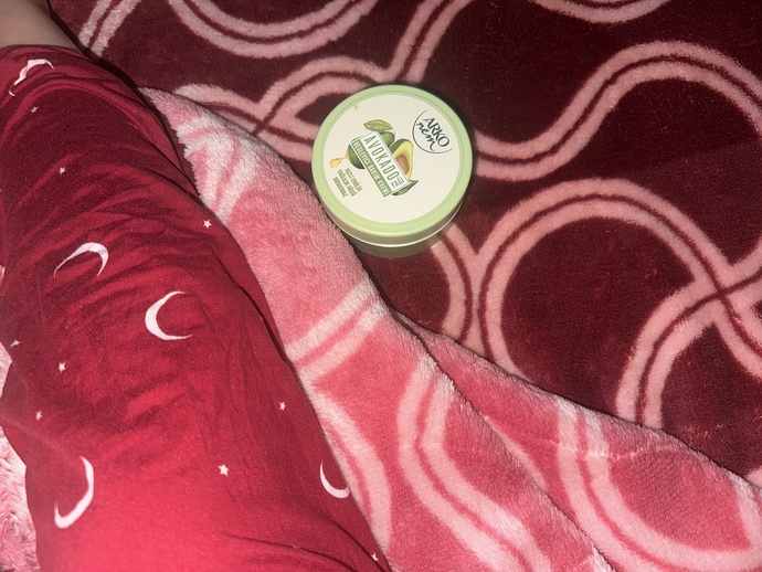 Her yatmadan önce eline ve ayağına krem süren var mi benim gibi?