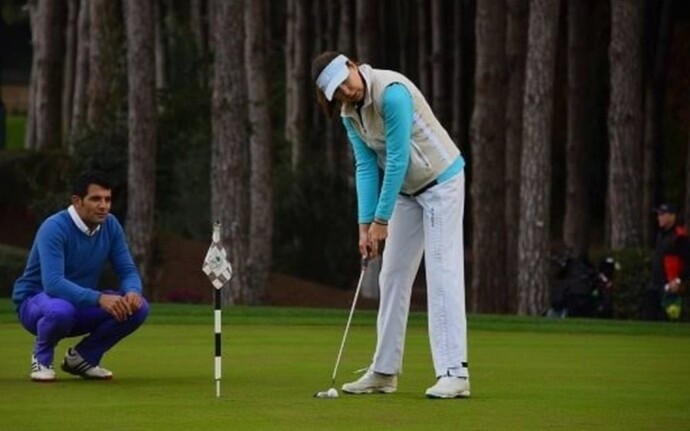 Aynı deliğe sokmak için neden pozisyon değiştiriyorlar golf çok saçma bir oyun değil mi?
