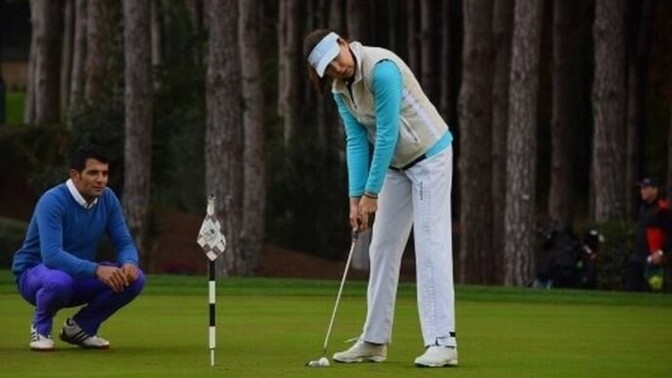 Aynı deliğe sokmak için neden pozisyon değiştiriyorlar golf çok saçma bir oyun değil mi?