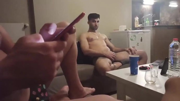 Bekar evinde yaşayan erkek kankalar ev ortamında rahat mı olurlar?