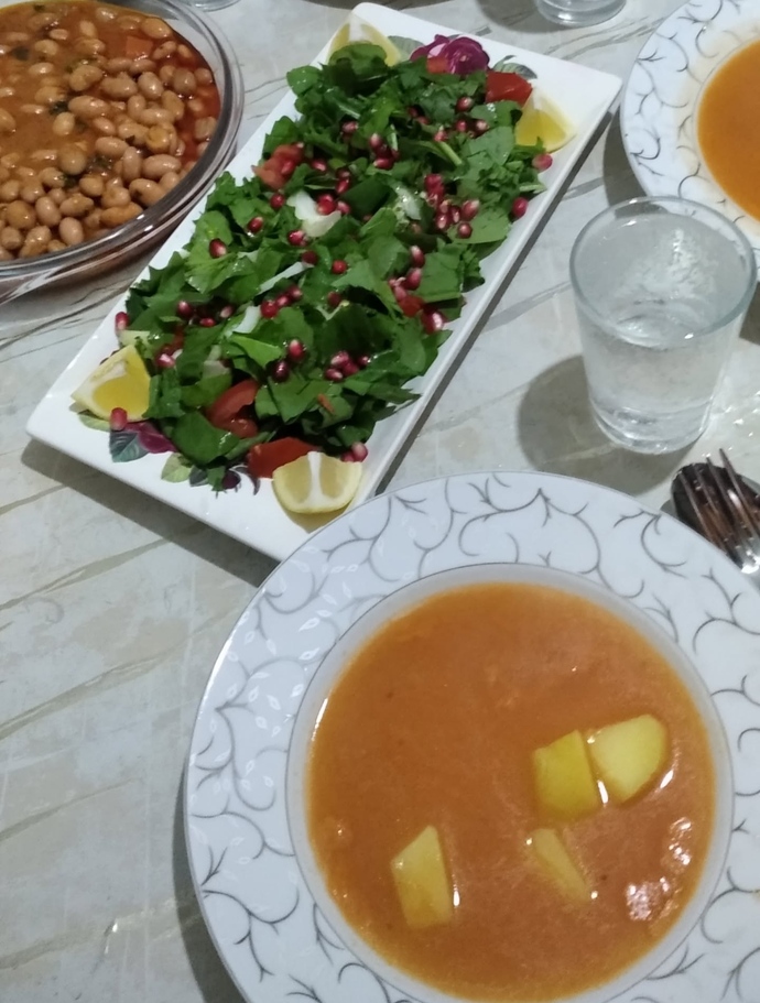 Yemeğin yanında turşu mu yoksa salata mı tercih edersin?