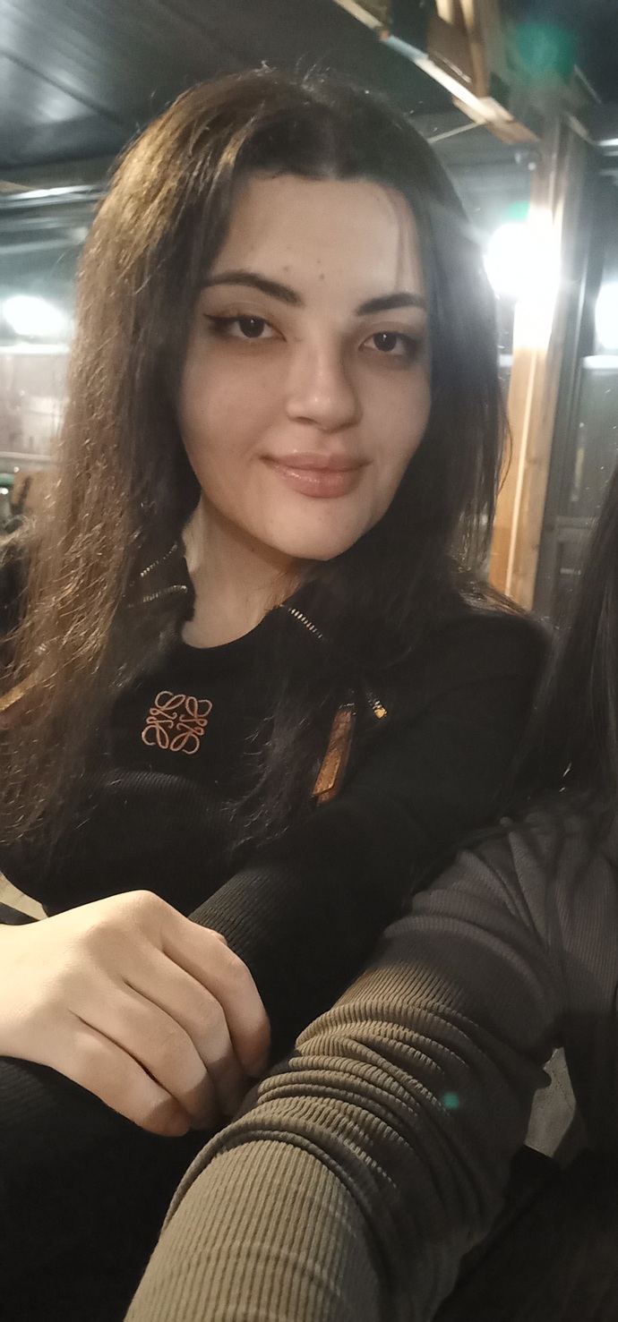 Saçımı düz yaptırmak istiyorum yakışıyor mu?2sene önceki foto bu düz yaptığım tam düz durmuyor olabilir elim alışık değil?