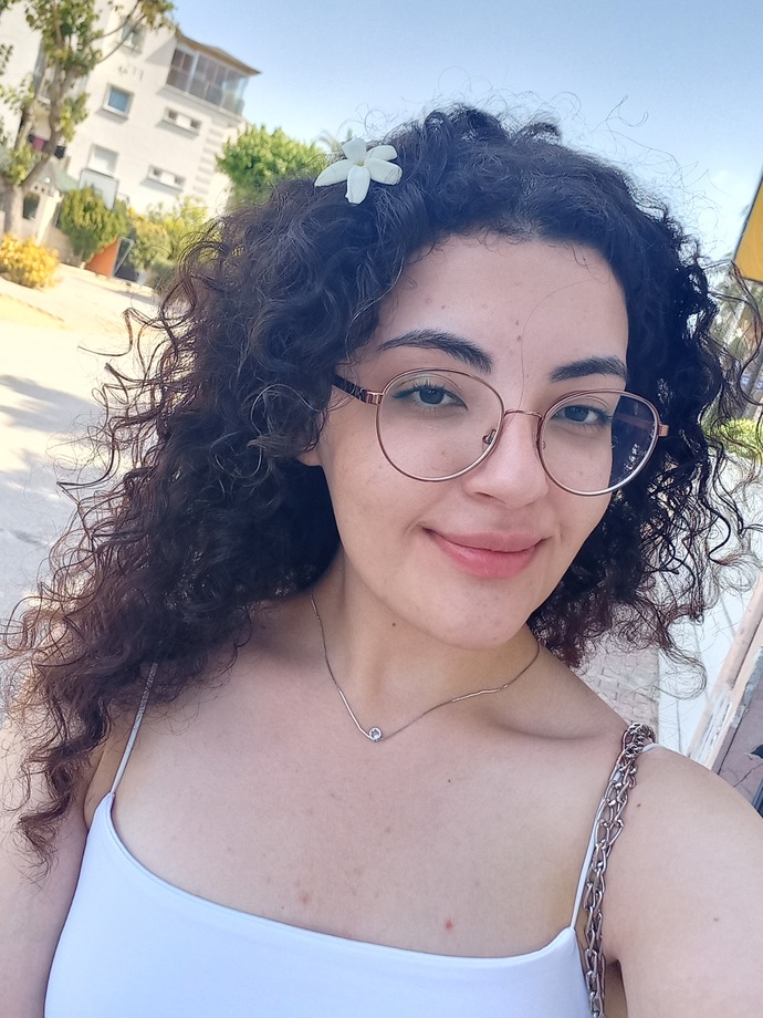 Saçımı düz yaptırmak istiyorum yakışıyor mu?2sene önceki foto bu düz yaptığım tam düz durmuyor olabilir elim alışık değil?