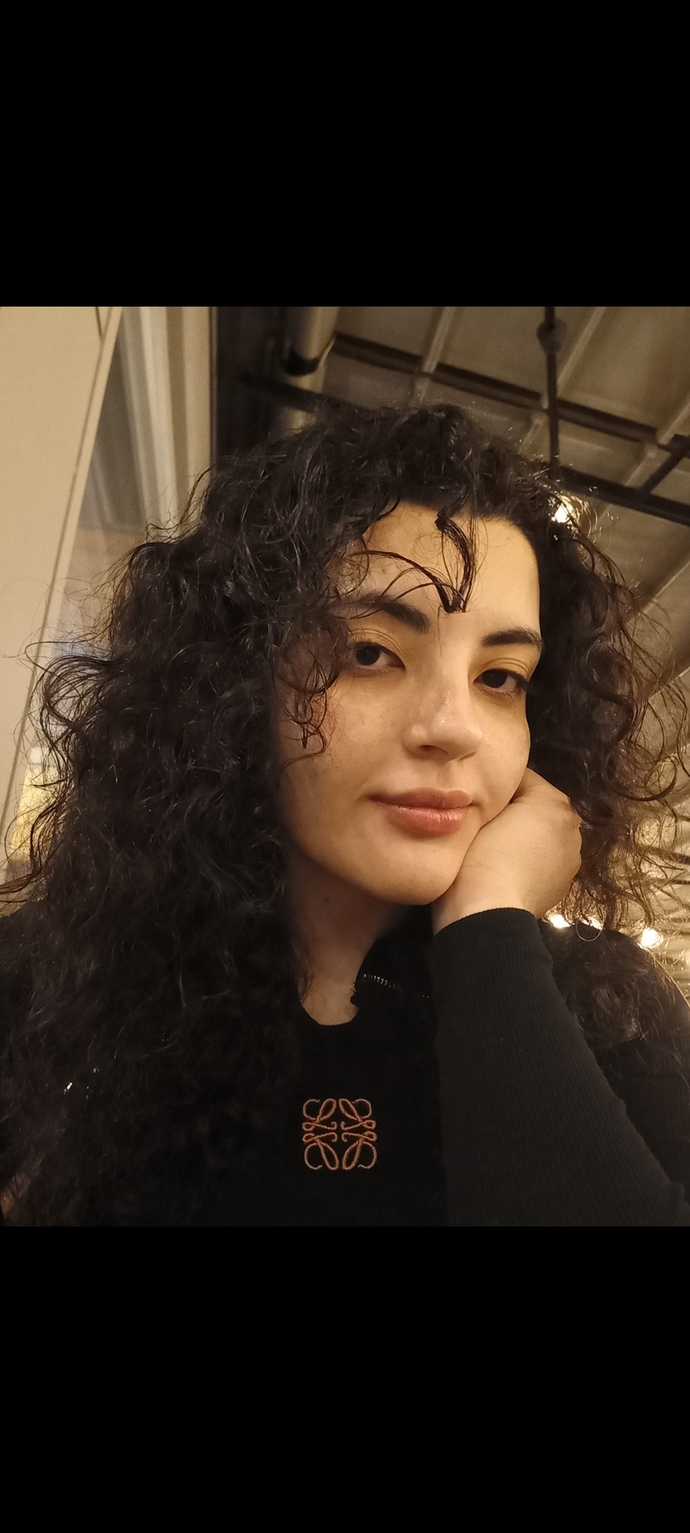 Saçımı düz yaptırmak istiyorum yakışıyor mu?2sene önceki foto bu düz yaptığım tam düz durmuyor olabilir elim alışık değil?
