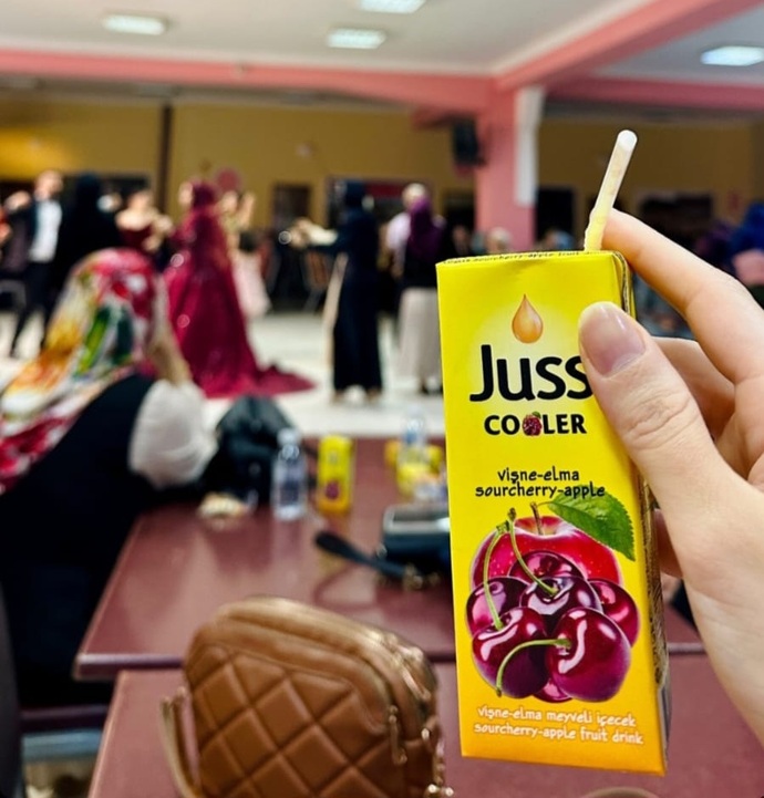 Düğünlerde eğlenen tarafta mısın yoksa benim gibi köşede meyve suyuyla ortamı izleyenlerden mi?