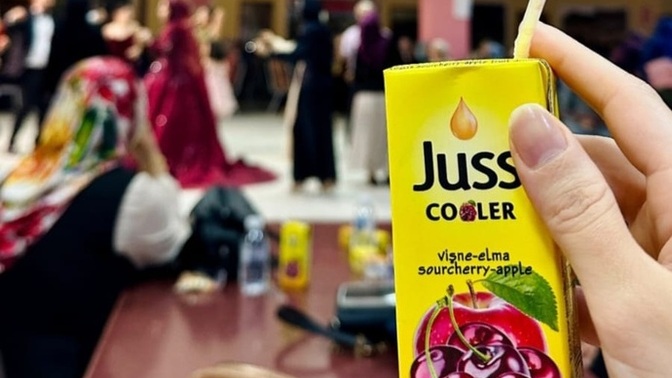 Düğünlerde eğlenen tarafta mısın yoksa benim gibi köşede meyve suyuyla ortamı izleyenlerden mi?